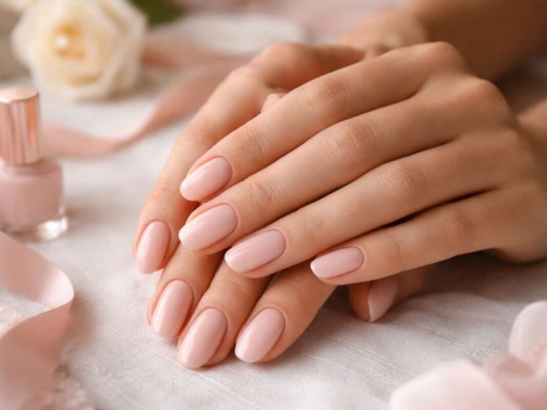 Soft nude με ροζ υποτόνο: Το πιο ασφαλές valentine μανικιούρ