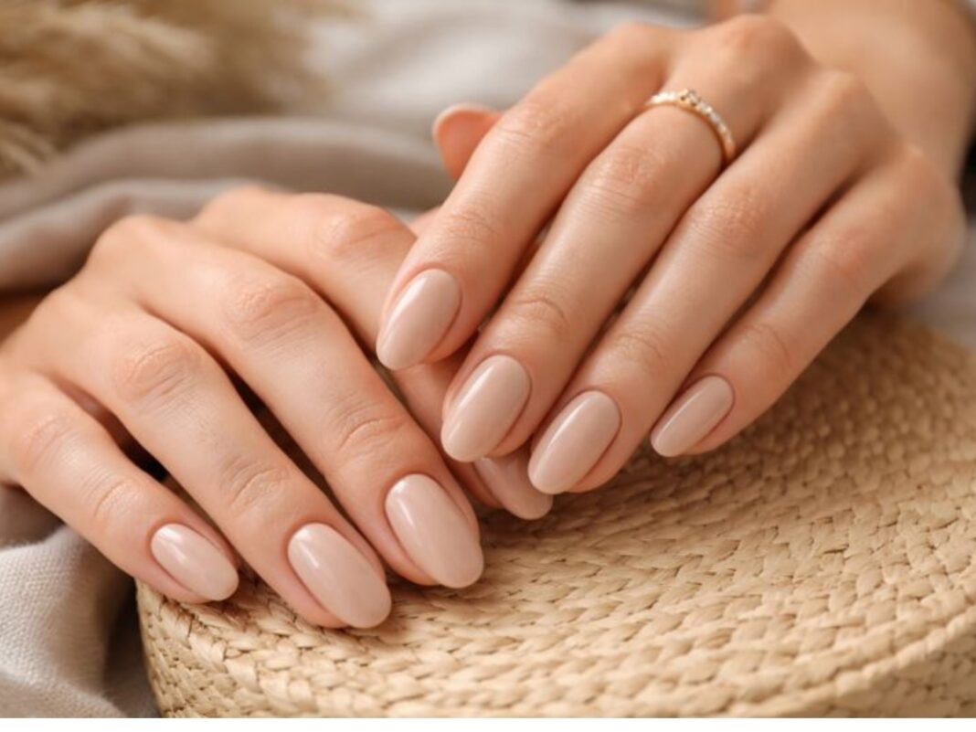 Soft sand nails: Το ουδέτερο χρώμα στα νύχια που δείχνει ζεστό