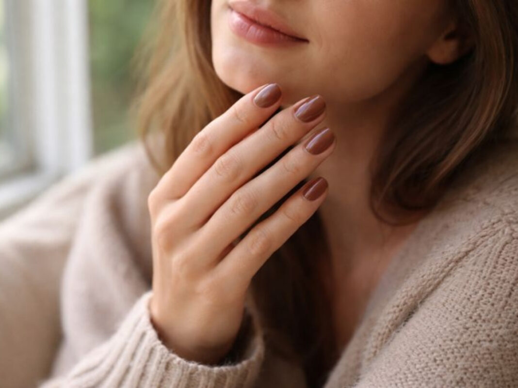 Sheer καφέ νύχια: η εναλλακτική του nude