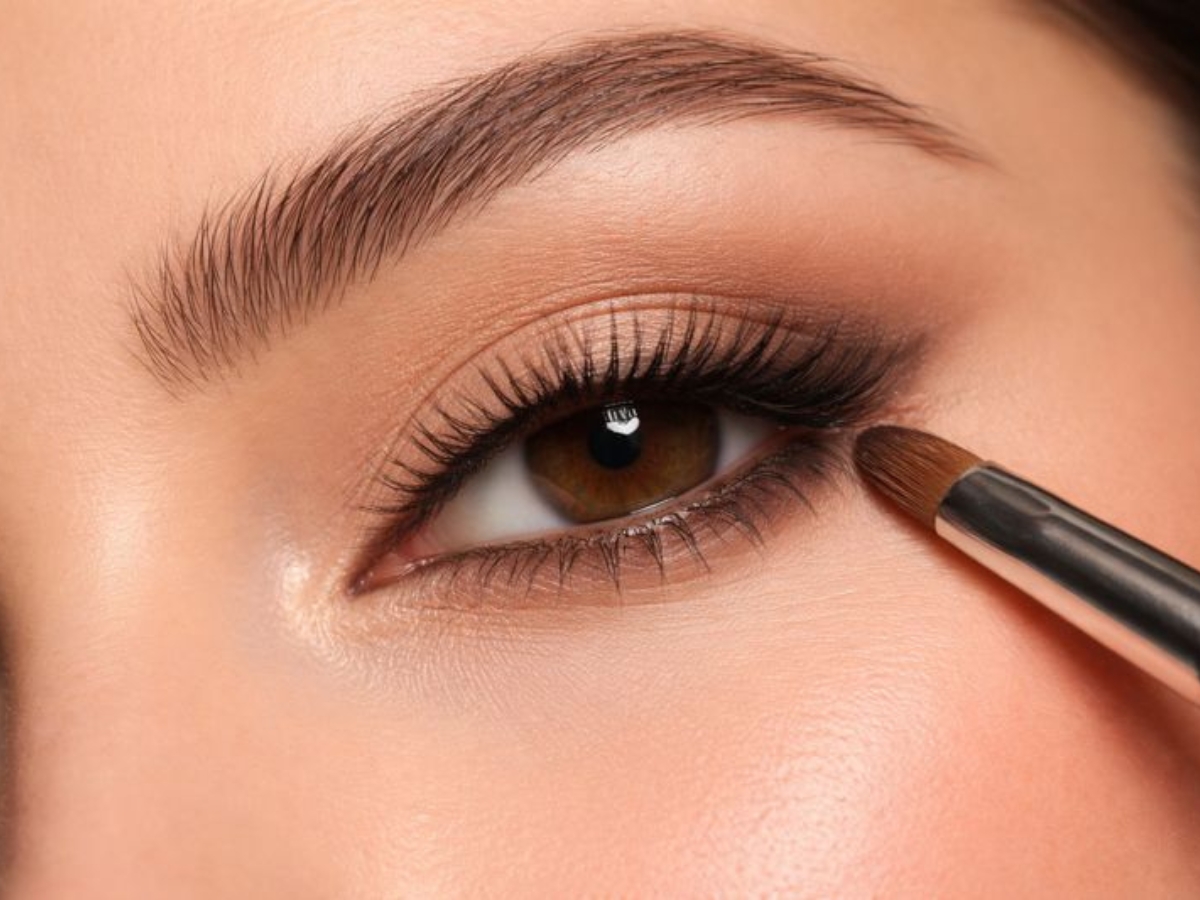Θες βάθος στο βλέμμα; Βάλε τη σκιά σου μόνο στη ρίζα των βλεφαρίδων