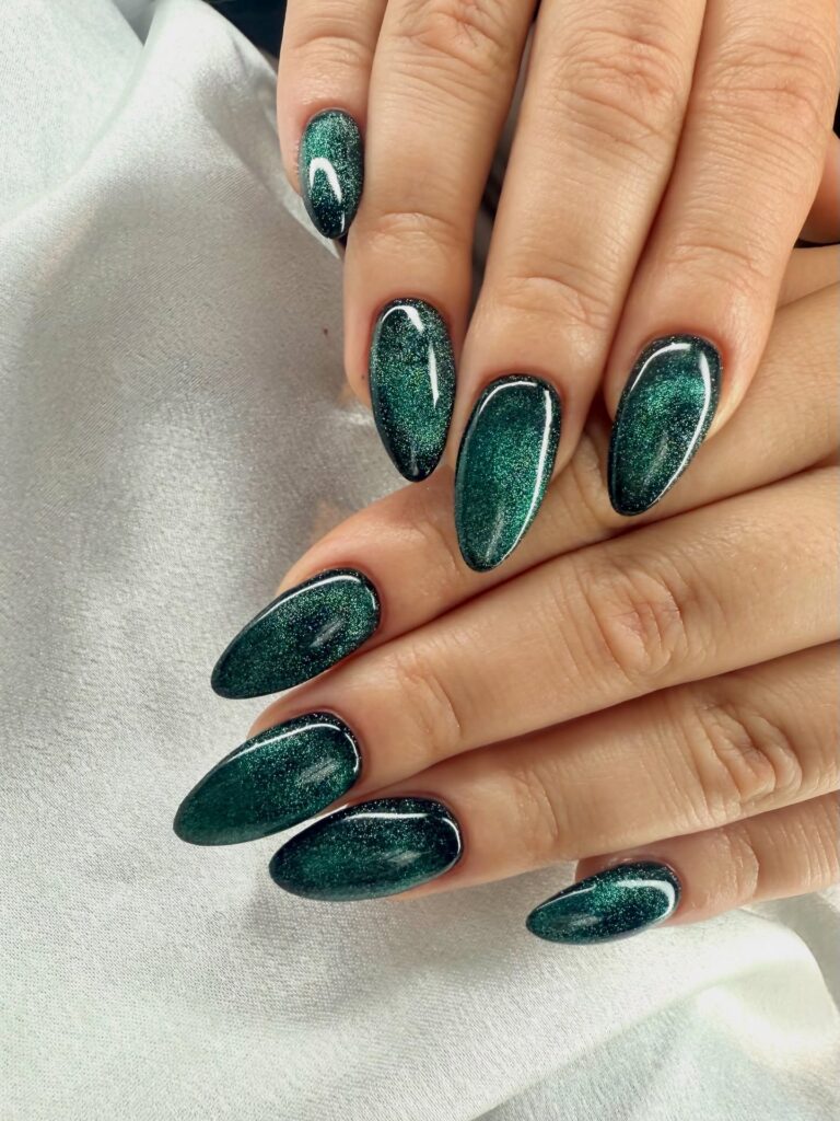 Βαθύ μωβ και σμαραγδί: τα χρώματα που δίνουν ένταση και πολυτέλεια στο μανικιούρ