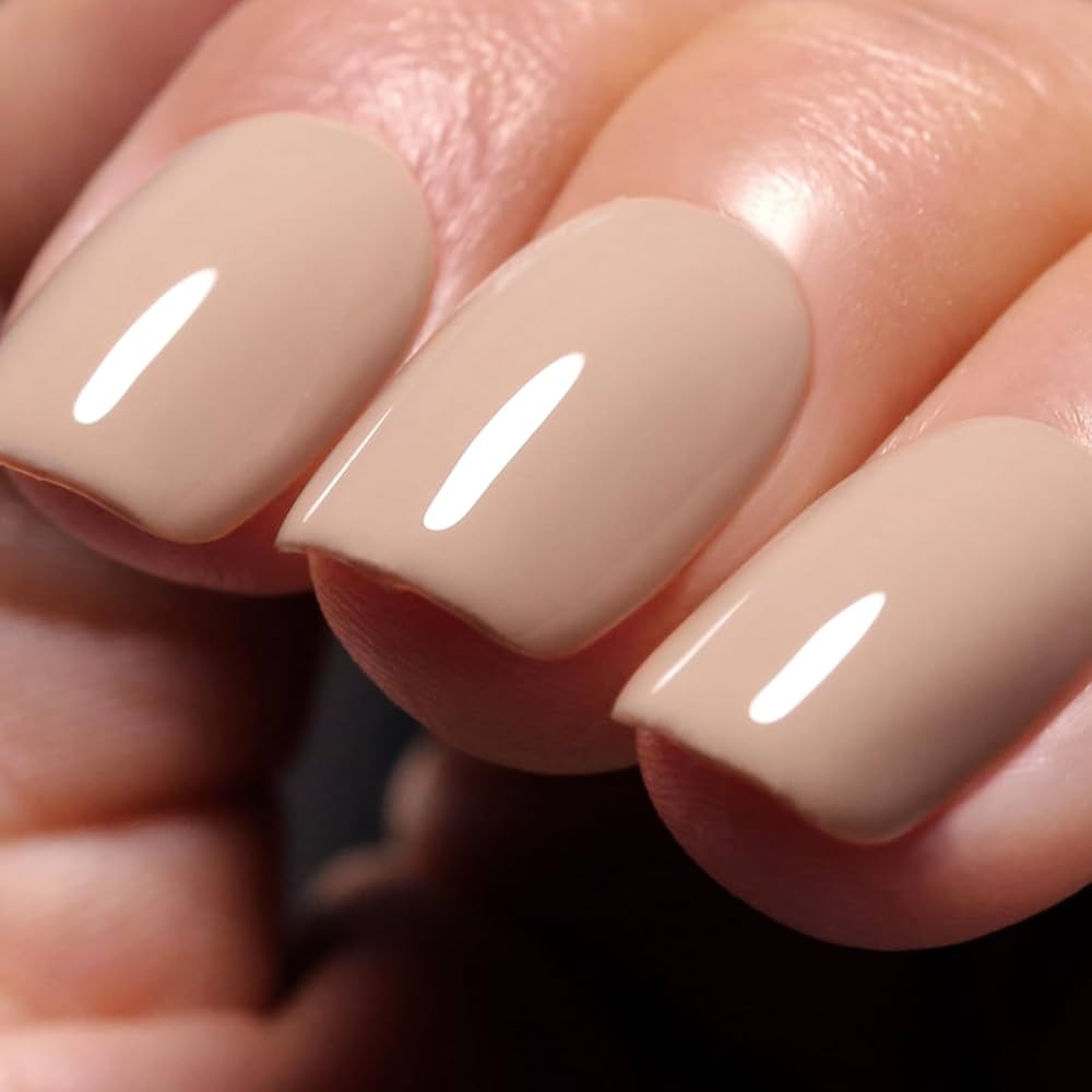 Soft beige με γυαλιστερό top coat: το clean manicure για δουλειά