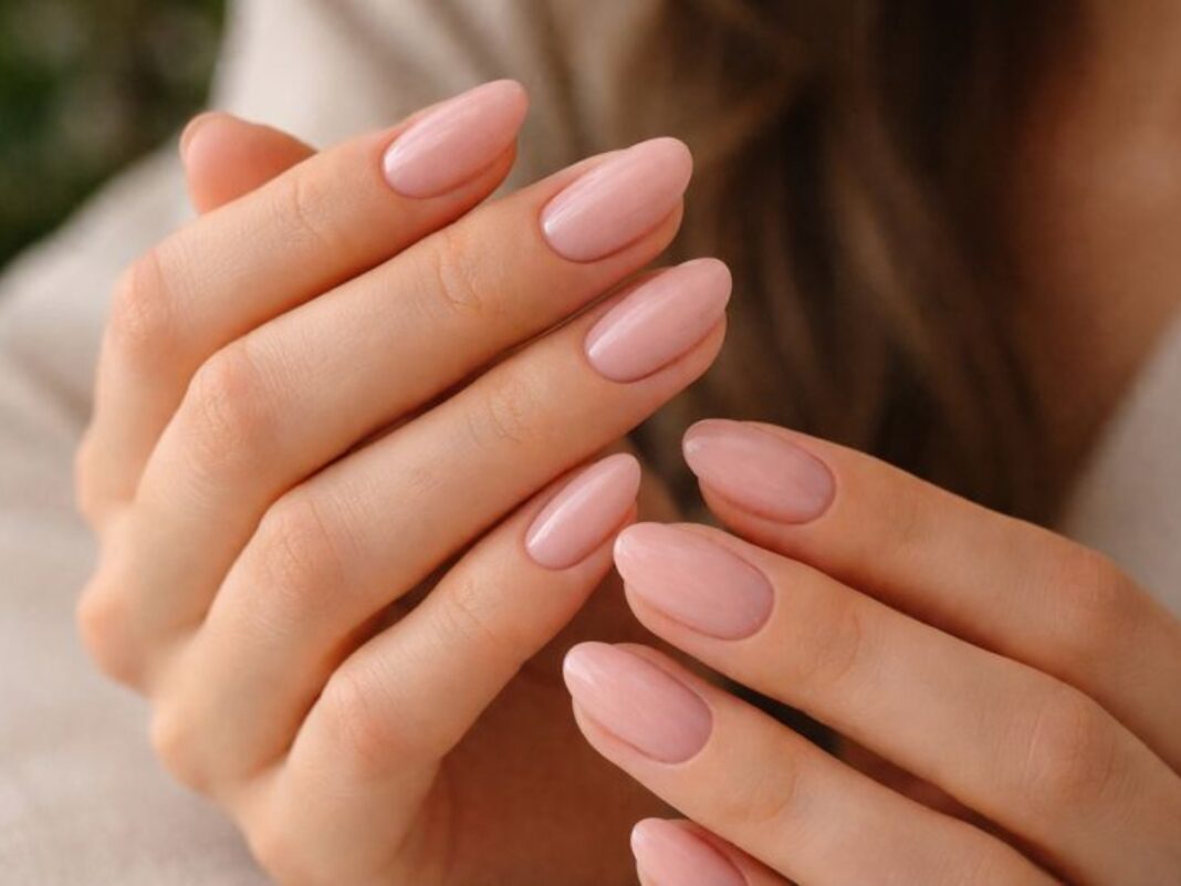Soft blush nails: Το ροζ που δείχνει ουδέτερο