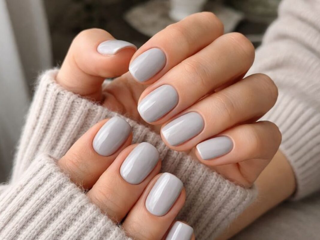 Soft grey nails: το νέο ουδέτερο για το χειμώνα