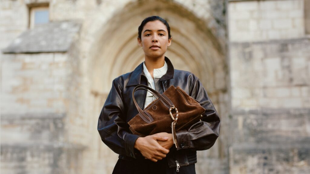 Γιατί οι τσάντες σε μαλακό suede αντικαθιστούν τα structured σχέδια