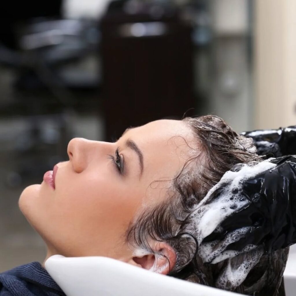 Πόσο συχνά πρέπει να λούζεστε; Δερματολόγοι vs πραγματικότητα