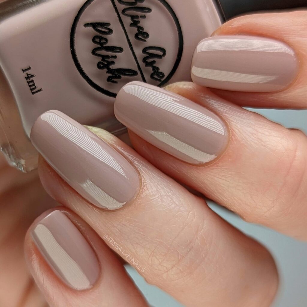 Warm taupe nails: H διαφορετική εναλλακτική του γκρι