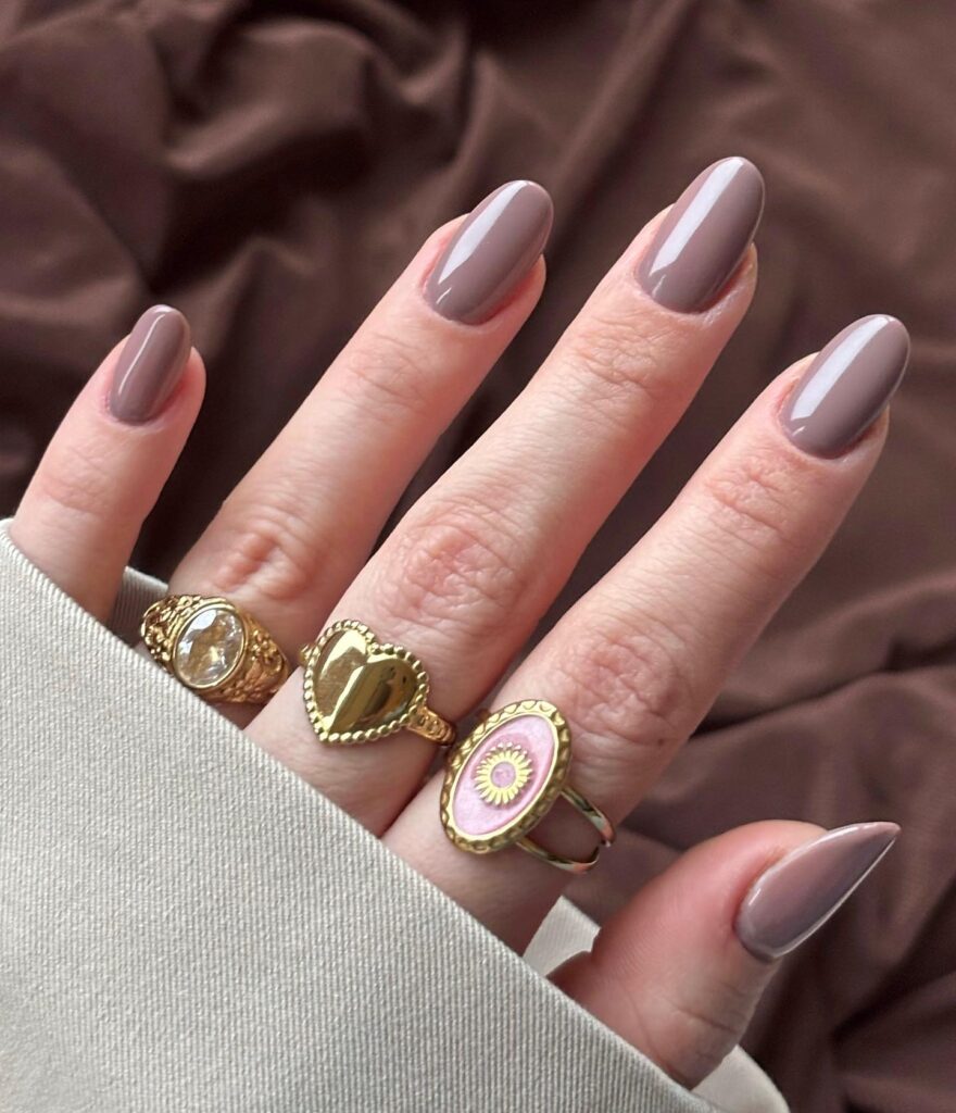 Warm taupe nails: H διαφορετική εναλλακτική του γκρι