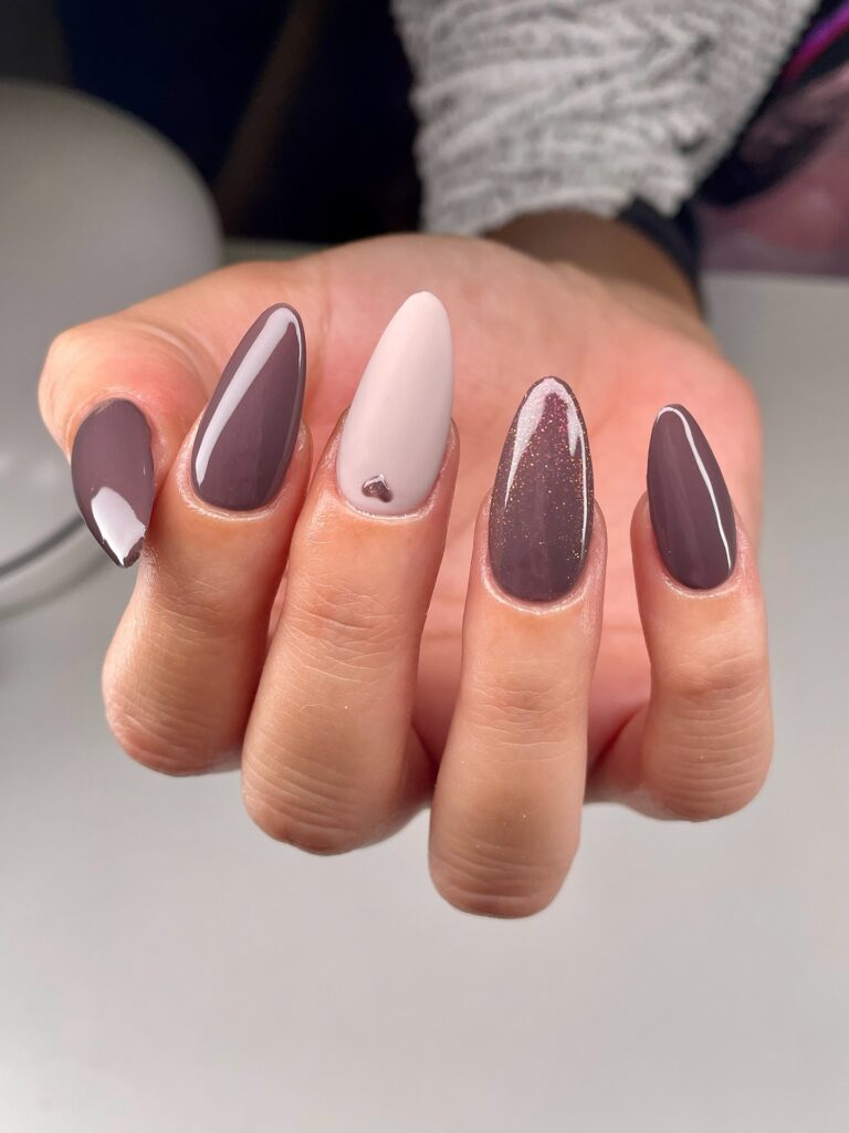 Warm taupe nails: H διαφορετική εναλλακτική του γκρι