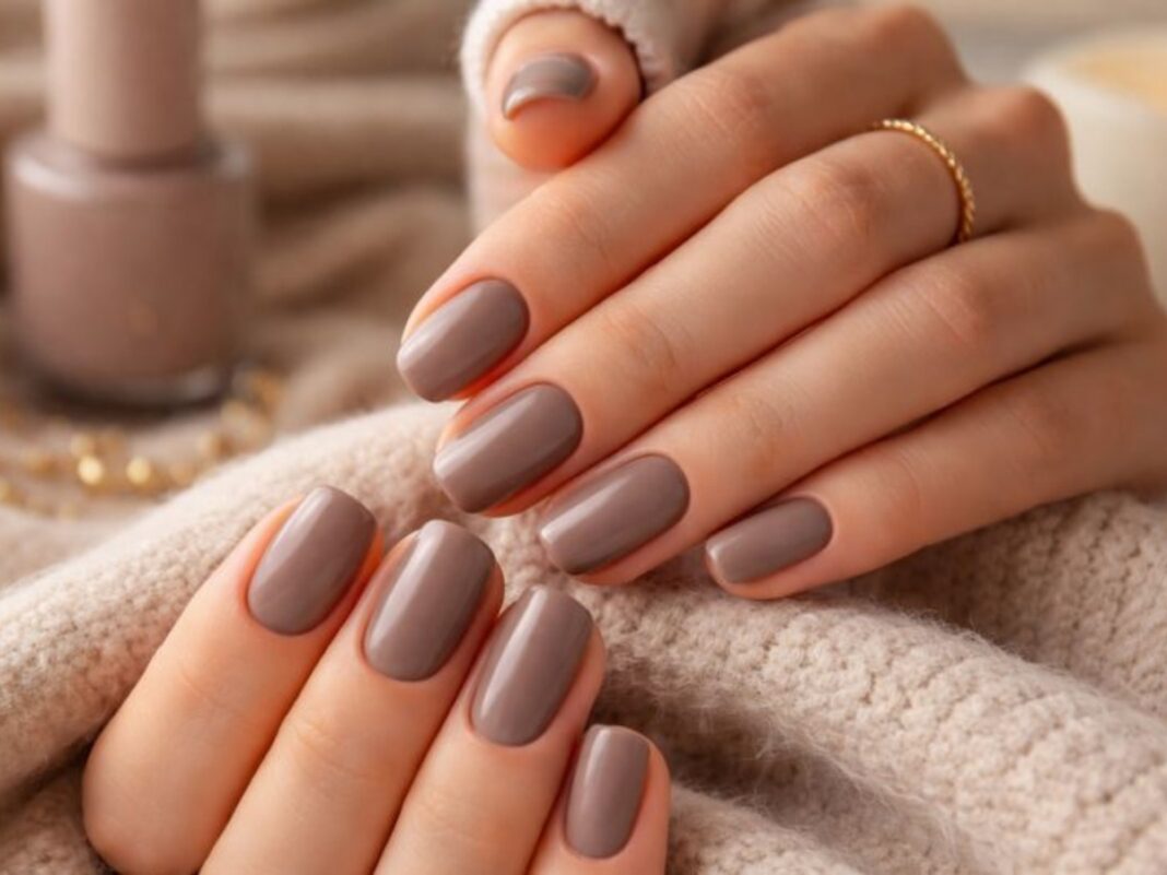Warm taupe nails: H διαφορετική εναλλακτική του γκρι