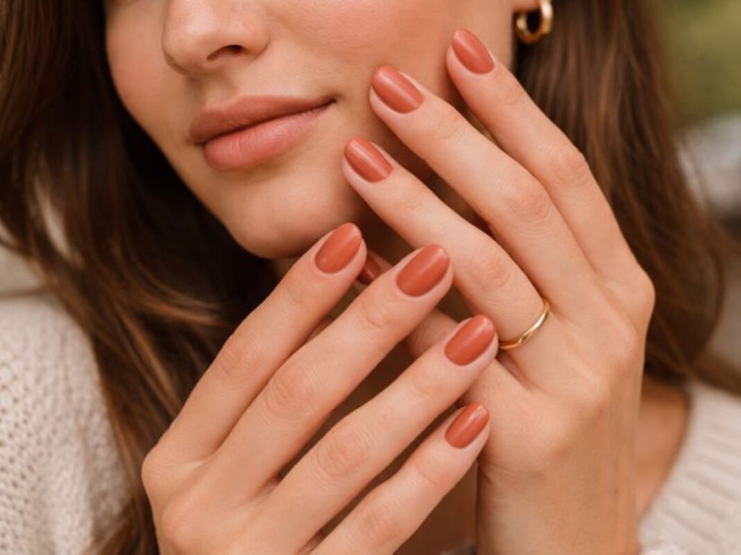 Soft terracotta nails: Το ζεστό χρώμα που ταιριάζει με όλα
