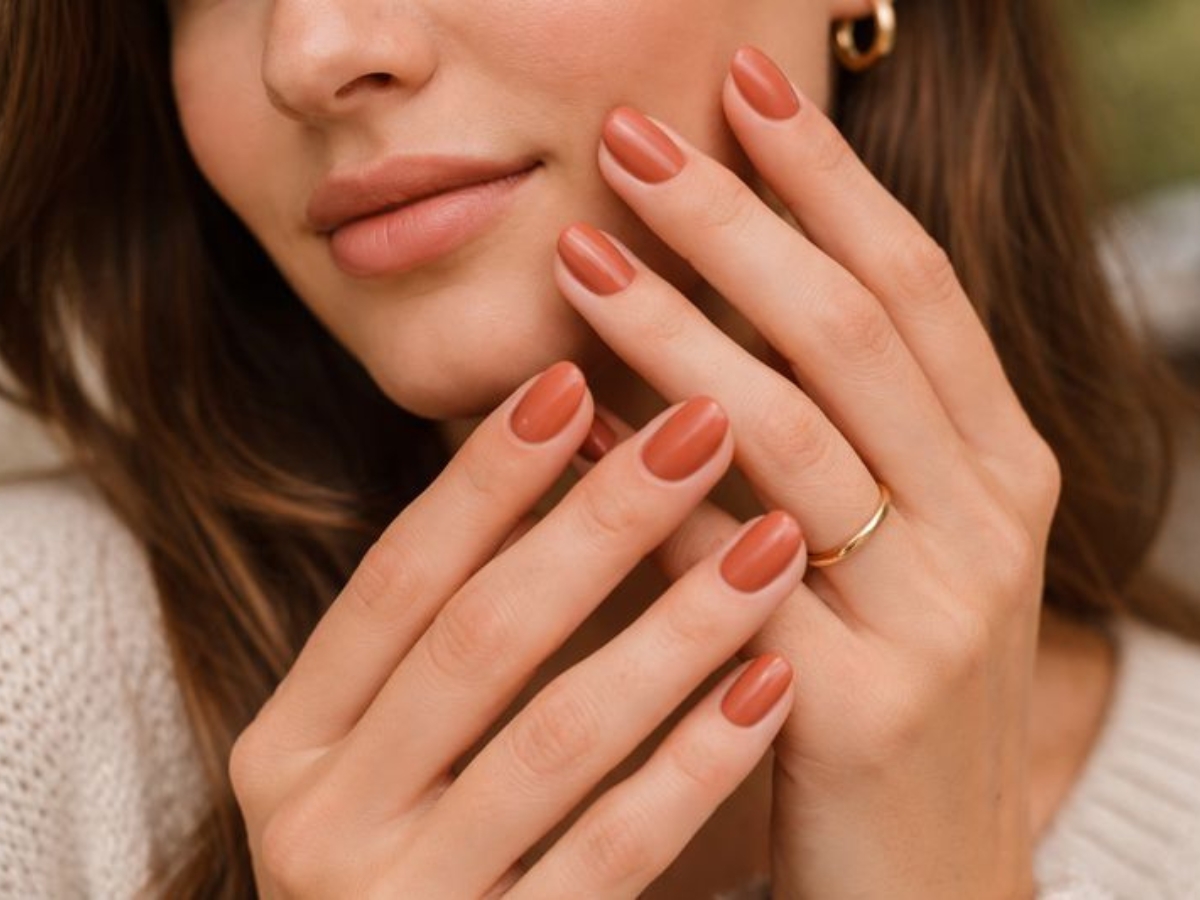 Soft terracotta nails: Το ζεστό χρώμα που ταιριάζει με όλα