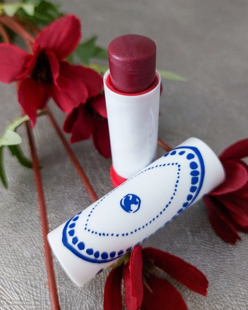 Ξέχνα τα κραγιόν: τα tinted lip balms είναι η τάση του 2026