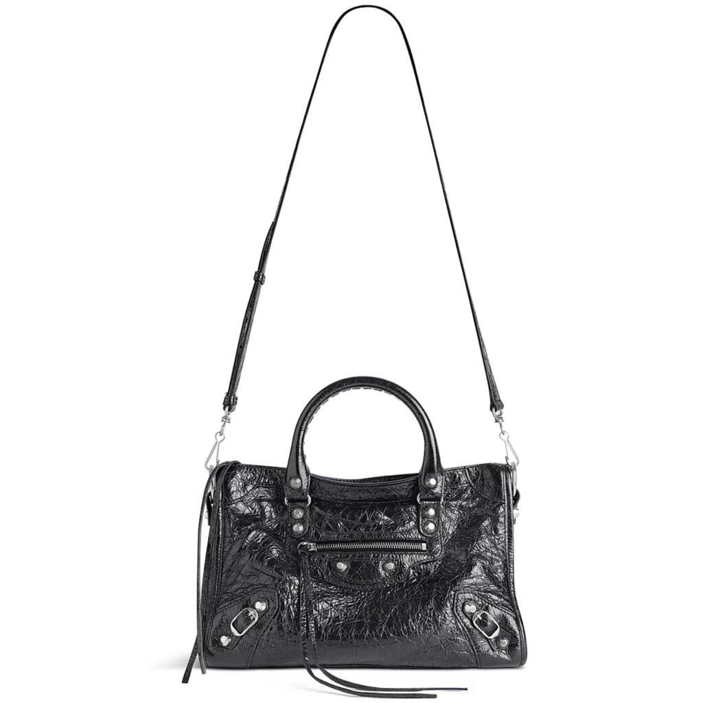 Τσάντες με κοντό χερούλι: Γιατί επιστρέφουν στη μόδα της πόλης