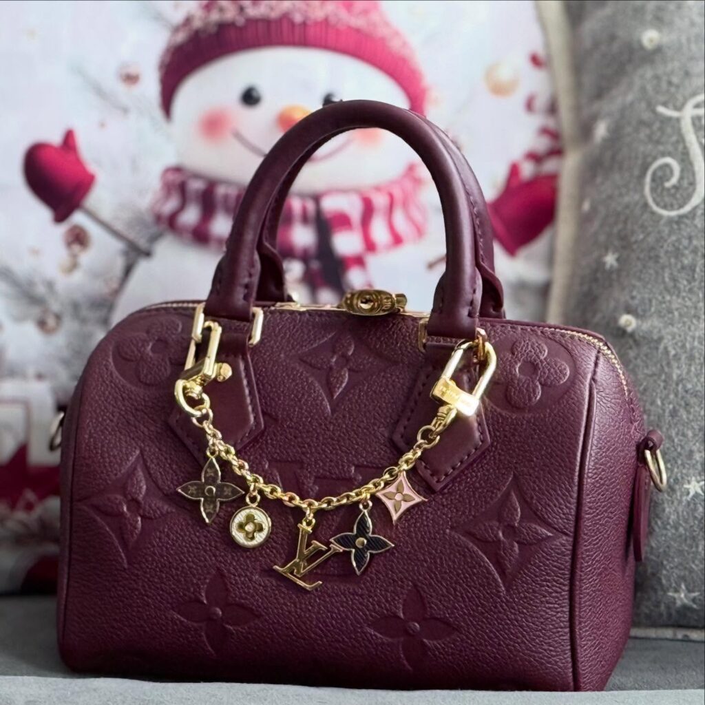 Τσάντες με κοντό χερούλι: Γιατί επιστρέφουν στη μόδα της πόλης