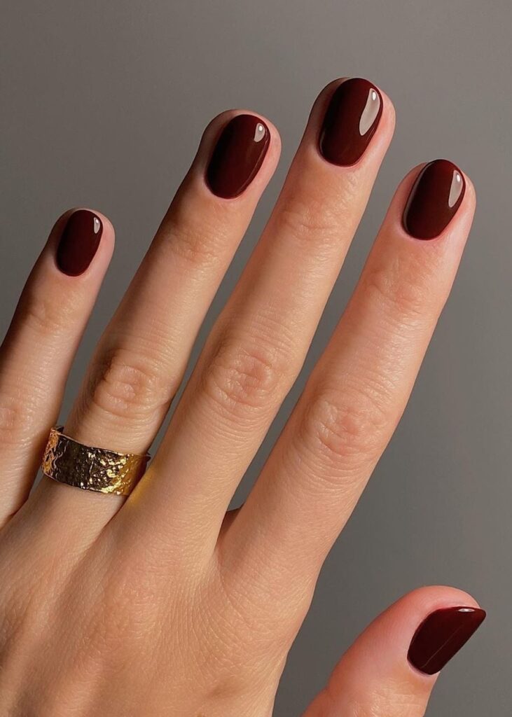Βαθύ κόκκινο: Το χρώμα που δείχνει περιποιημένο στα νύχια χωρίς υπερβολή
