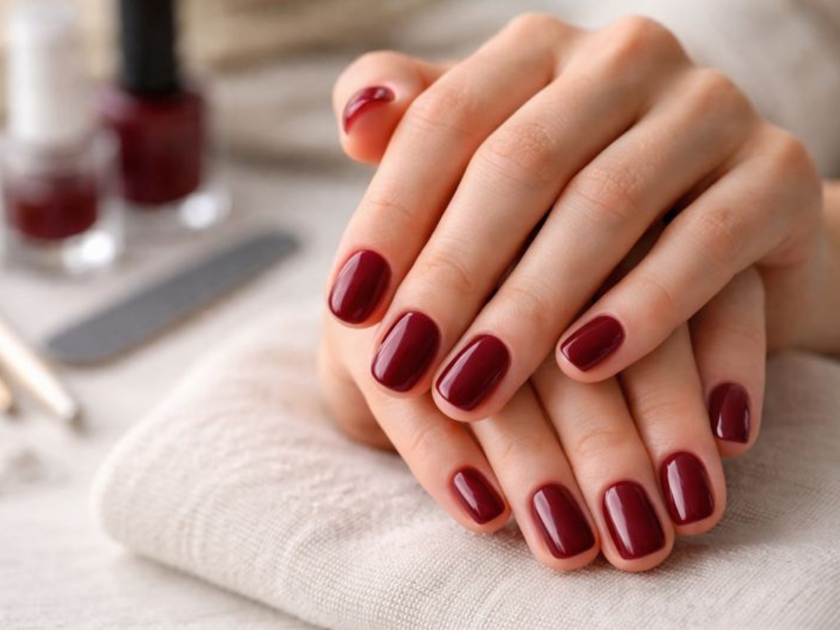 Βαθύ κόκκινο: Το χρώμα που δείχνει περιποιημένο στα νύχια χωρίς υπερβολή