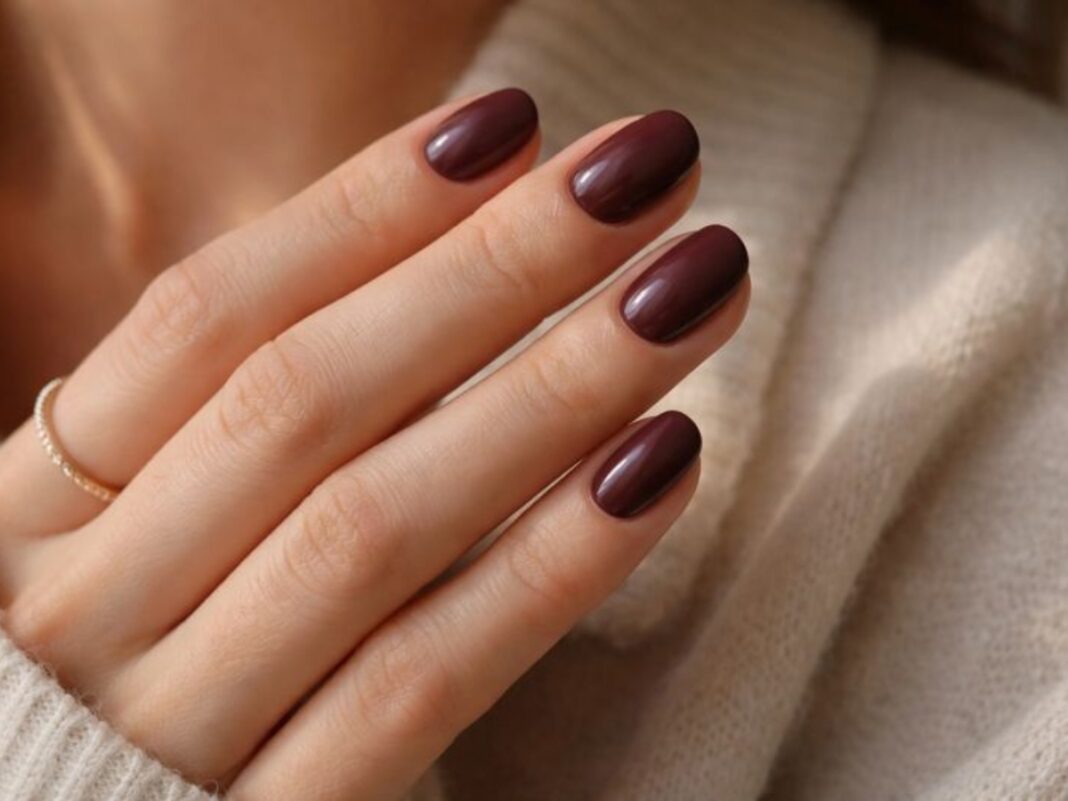 Muted wine nails: Το σκούρο χρώμα που δείχνει κομψό χωρίς drama