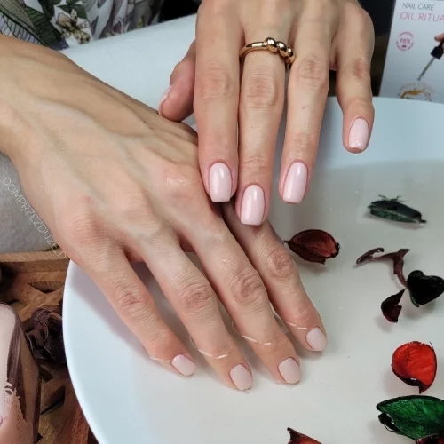 Γιατί ξεφλουδίζουν τα νύχια; Αιτίες, λύσεις και τι να αποφύγετε