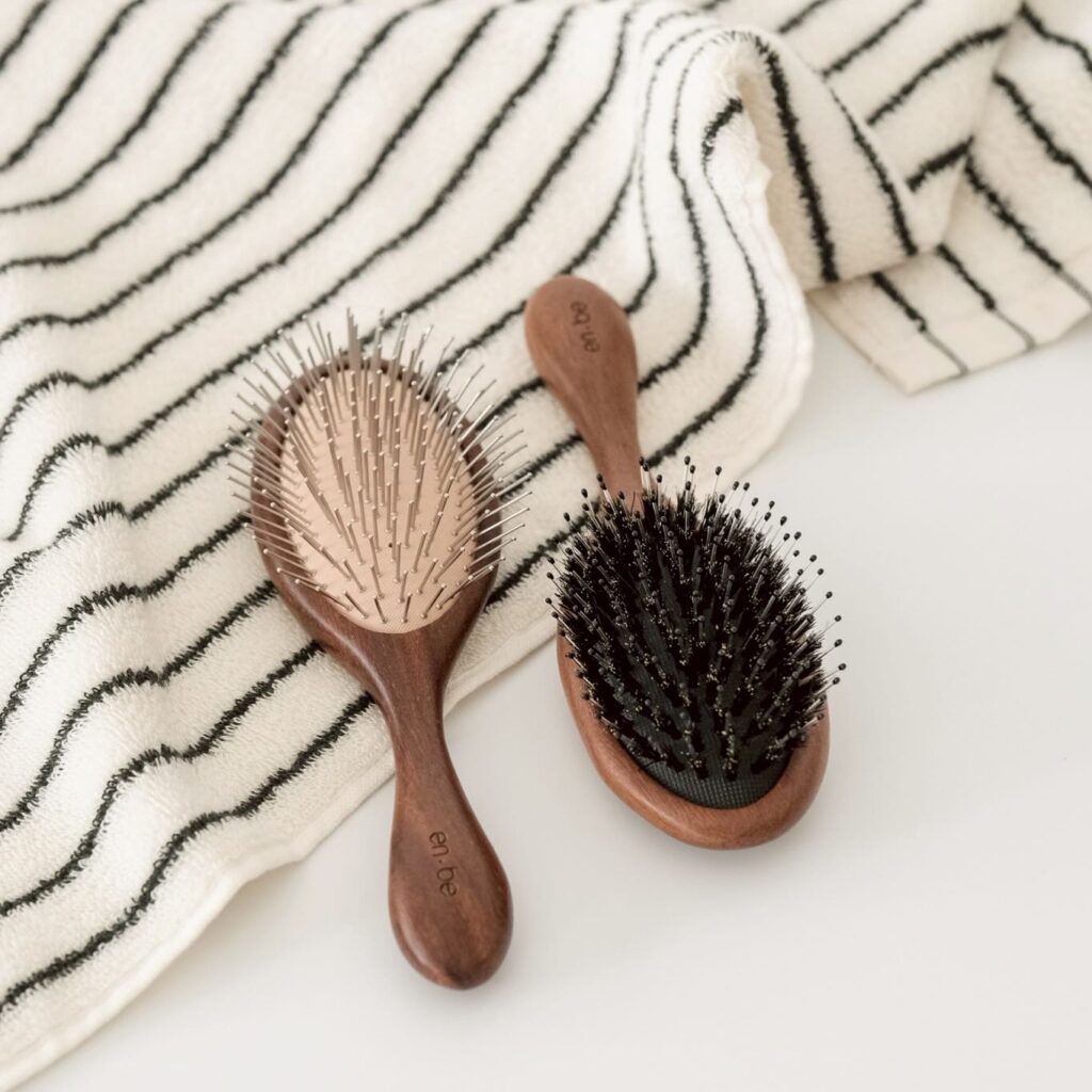 Βούρτσα, χτένα ή δάκτυλα; Τι προκαλεί λιγότερη ζημιά