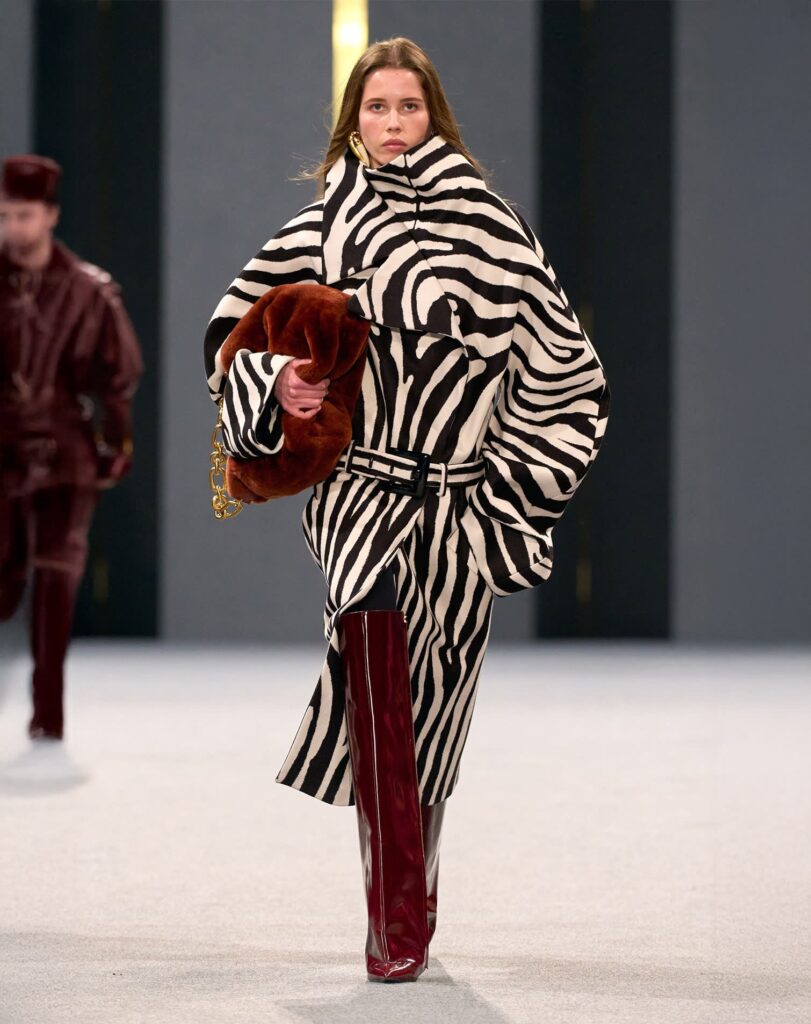 Zebra print: Το animal μοτίβο που κυριαρχεί στις βιτρίνες και ανανεώνει τη μόδα