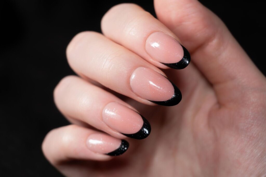 Μαύρο γαλλικό μανικιούρ: 3 ιδέες black french που δείχνουν κομψές και μοντέρνες