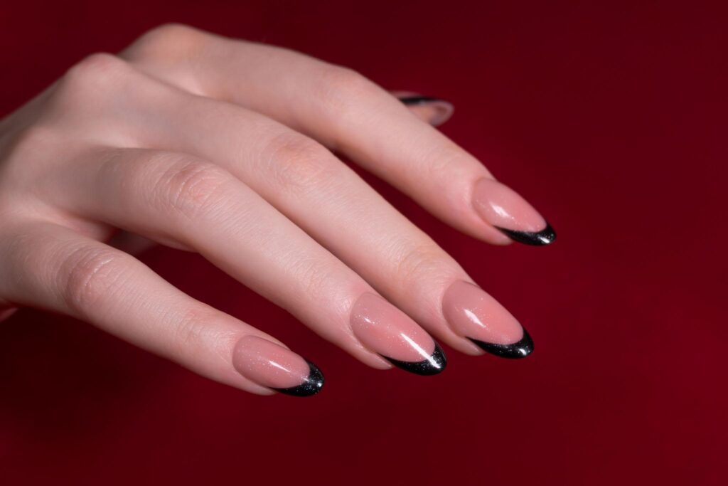 Μαύρο γαλλικό μανικιούρ: 3 ιδέες black french που δείχνουν κομψές και μοντέρνες