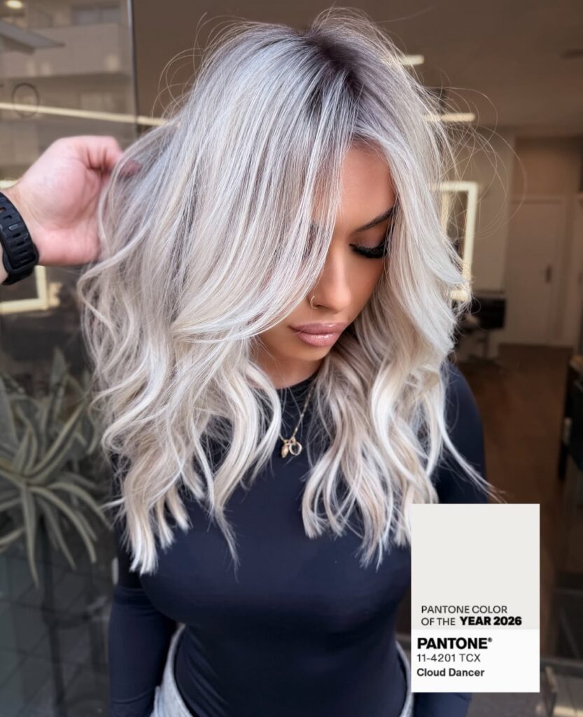 Cloud Dancer στα μαλλιά: Η απόχρωση της χρονιάς που φωτίζει το πρόσωπο και απογειώνει το στιλ