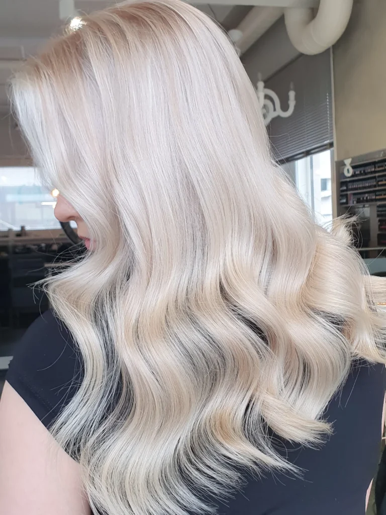 Cloud Dancer στα μαλλιά: Η απόχρωση της χρονιάς που φωτίζει το πρόσωπο και απογειώνει το στιλ