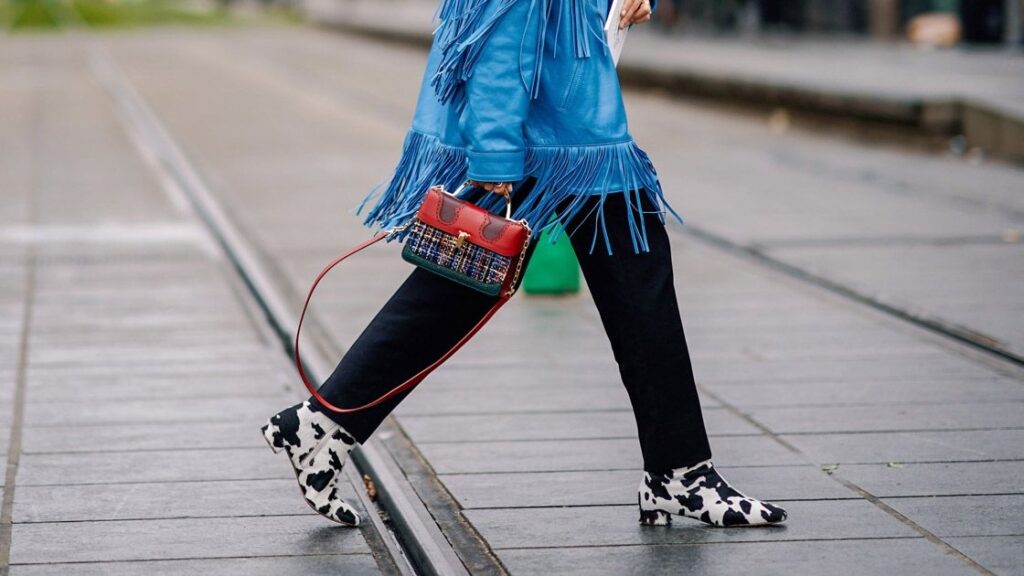 Cow print παπούτσια: Η τάση που απογειώνει το στυλ το 2026 και διχάζει τις fashion lovers