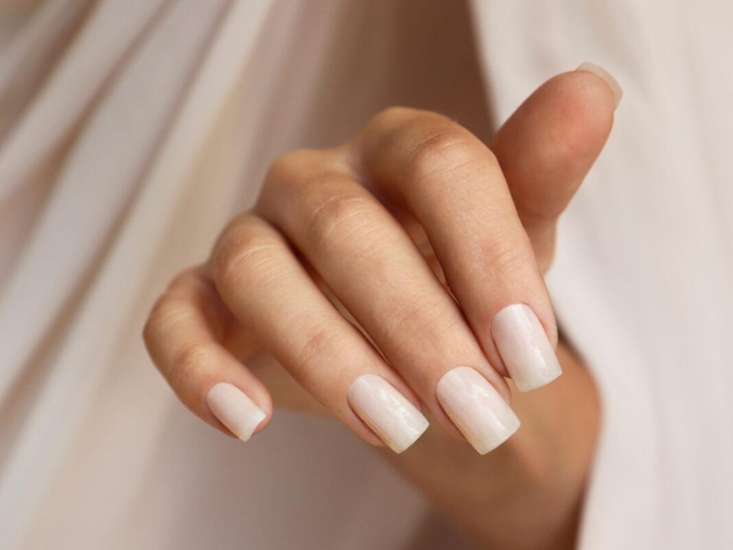 Το κόλπο για να κρατήσει το μανικιούρ περισσότερο (οι περισσότερες το κάνουν λάθος)