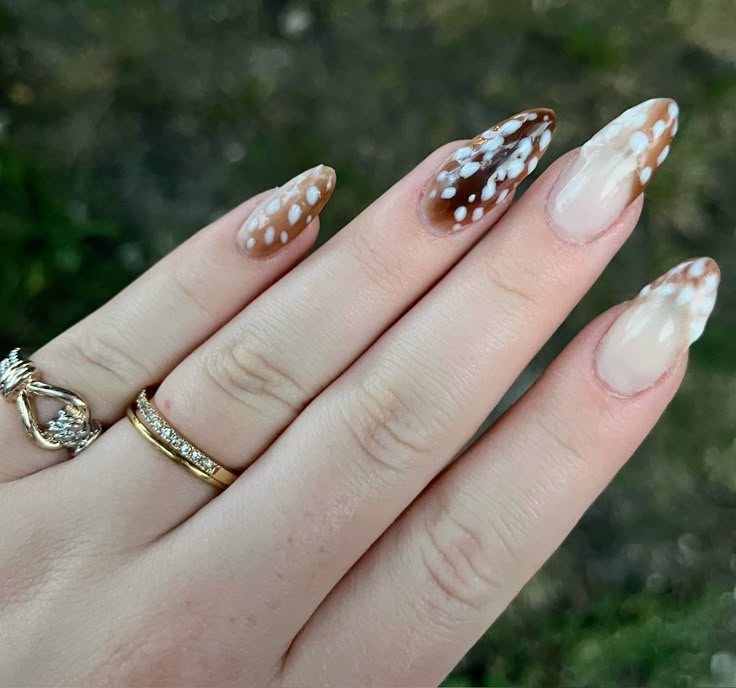 Fawn print nails: Το φυσικό trend νυχιών με έμπνευση από το ελάφι που κυριαρχεί φέτος