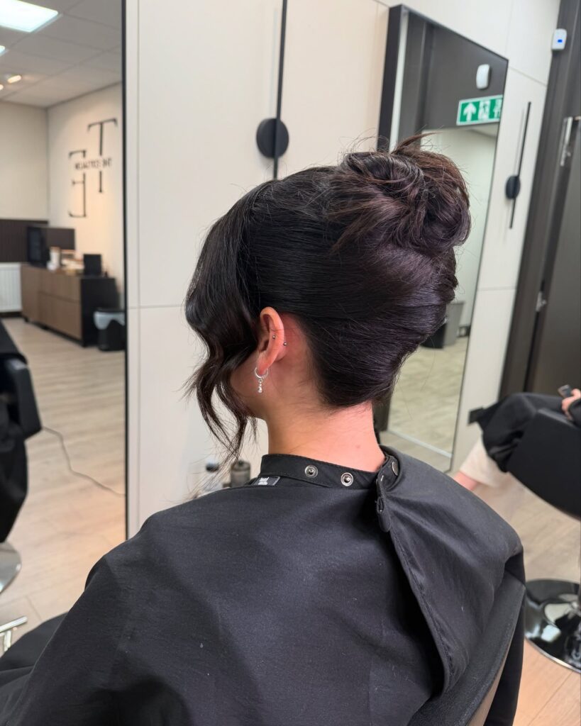 French roll: Το κομψό σινιόν που δεν φεύγει ποτέ από τη μόδα και απογειώνει κάθε επίσημη εμφάνιση