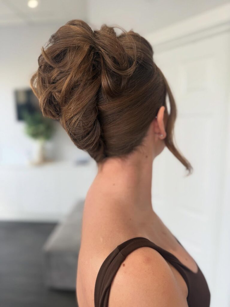 French roll: Το κομψό σινιόν που δεν φεύγει ποτέ από τη μόδα και απογειώνει κάθε επίσημη εμφάνιση