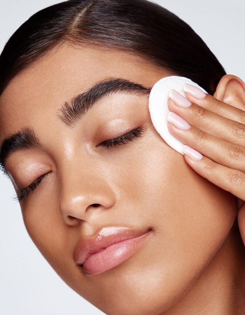 Φρύδια: 9 tips για φυσικό σχήμα και γέμισμα που δείχνει αληθινό