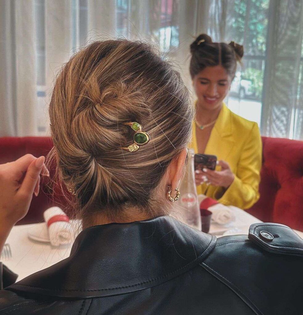 Γαλλική φουρκέτα στα μαλλιά: Η κομψή τάση που επιστρέφει δυναμικά το 2026