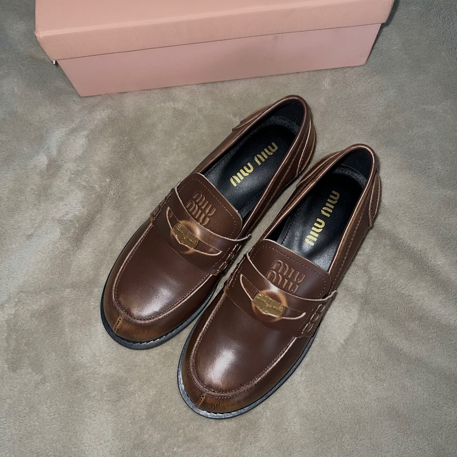 Grandpa shoes: Η τάση στα γυναικεία παπούτσια που κυριαρχεί το 2026