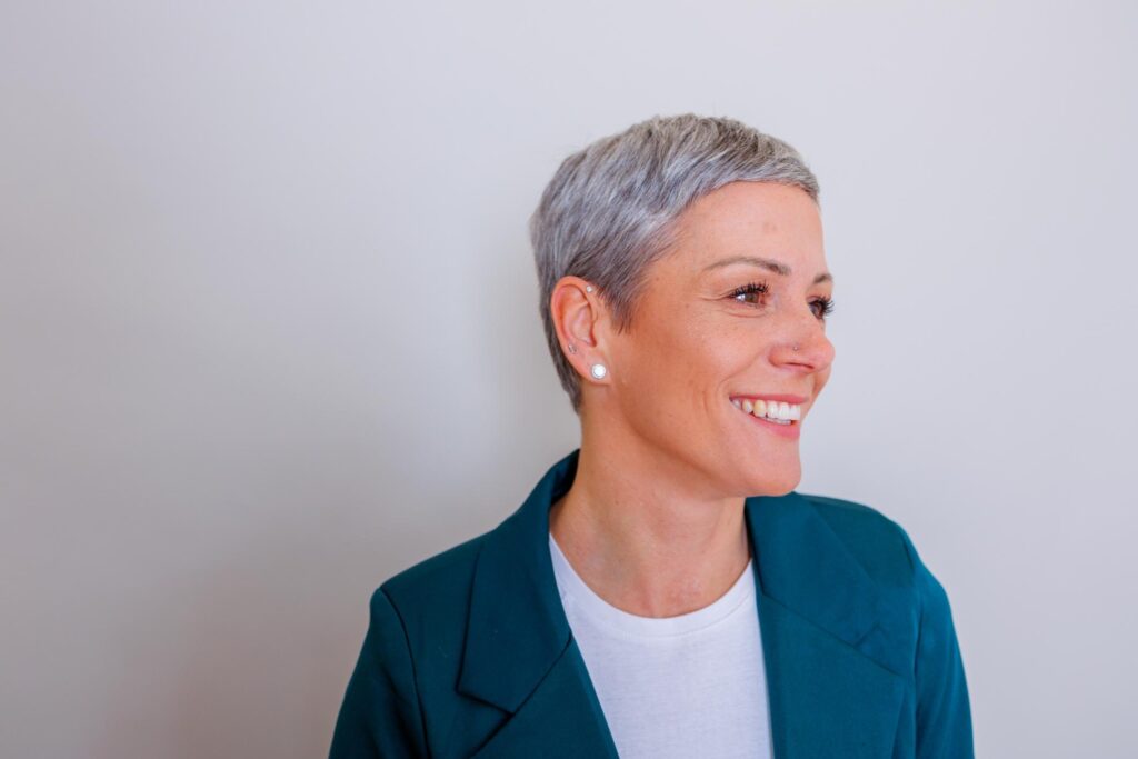 Γκρίζα μαλλιά: Τα 3 χρώματα ρούχων που σε φωτίζουν και σε κάνουν να δείχνεις πιο κομψή