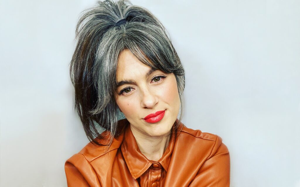 Γκρίζα μαλλιά: Τα 3 χρώματα ρούχων που σε φωτίζουν και σε κάνουν να δείχνεις πιο κομψή