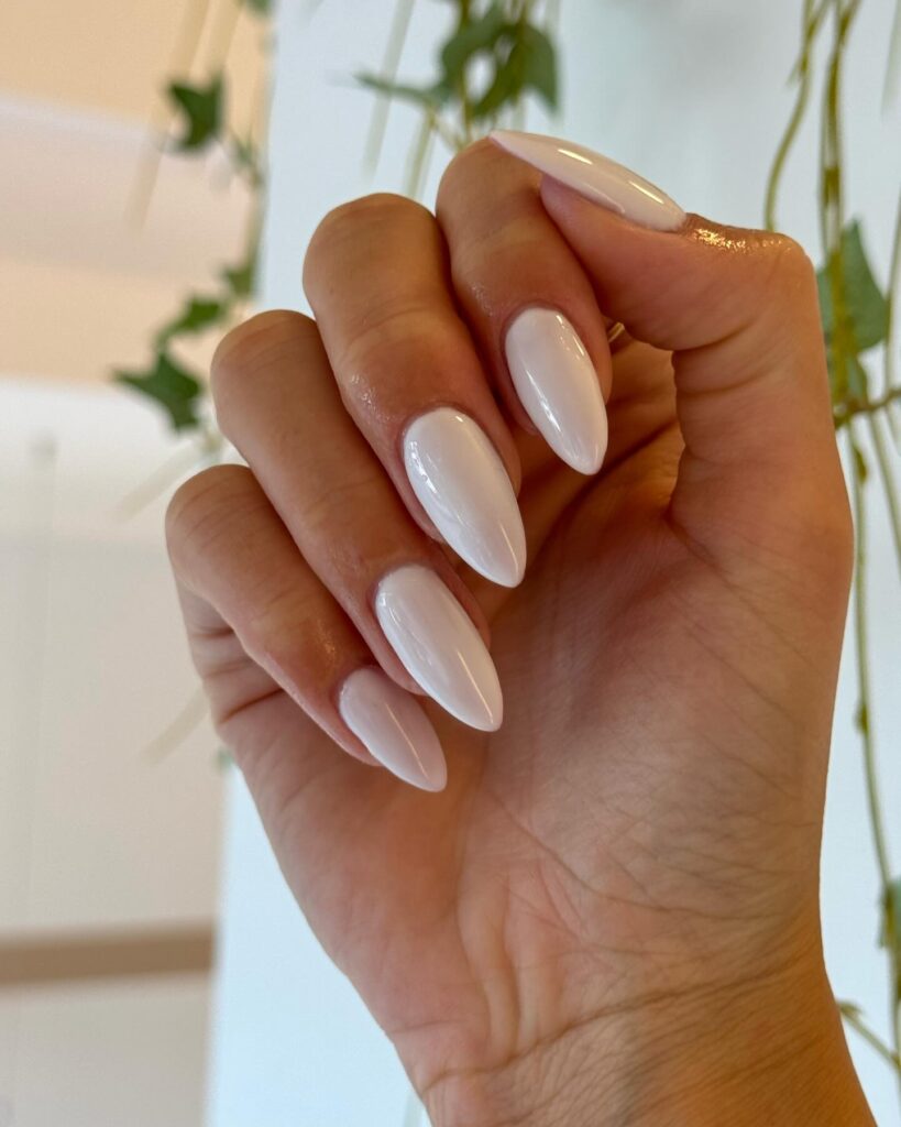 Icy λευκό μανικιούρ άνοιξη 2026: Η πιο καθαρή και κομψή τάση στα νύχια που θα βλέπεις παντού
