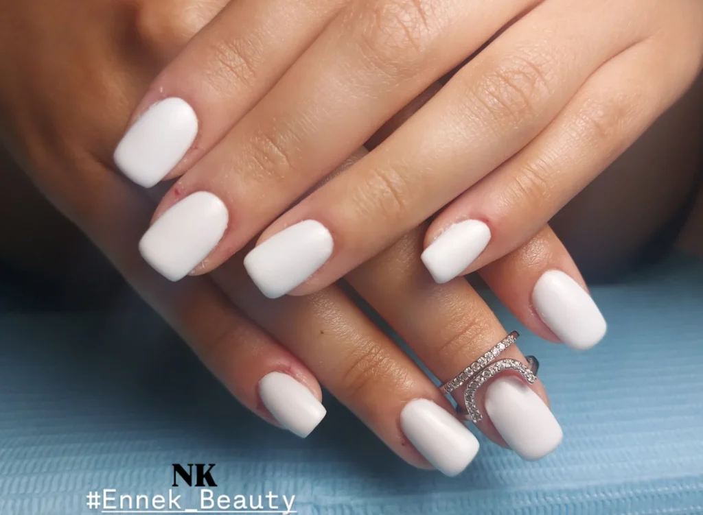 Icy λευκό μανικιούρ άνοιξη 2026: Η πιο καθαρή και κομψή τάση στα νύχια που θα βλέπεις παντού