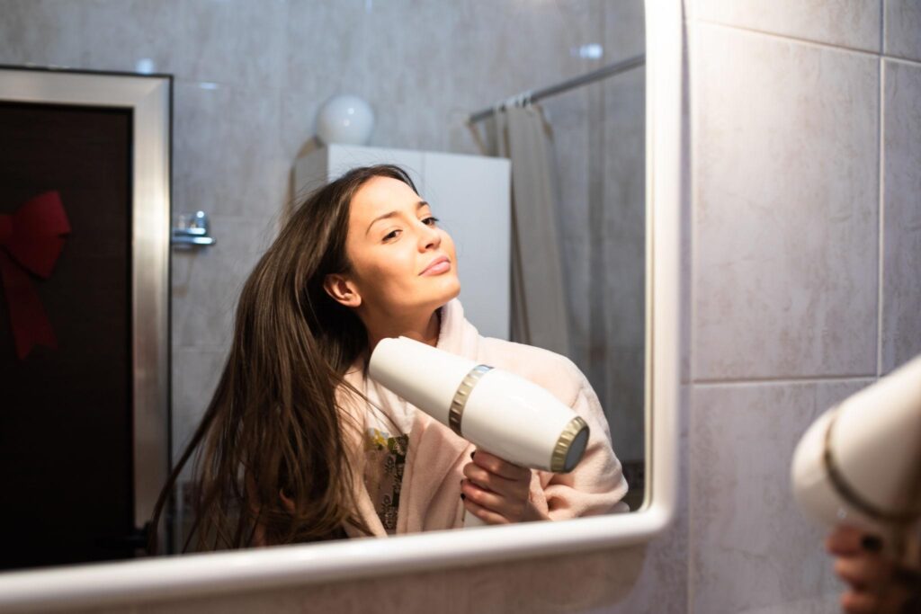 Τι να κάνεις όταν τα μαλλιά "ηλεκτρίζονται" (και πώς το προλαμβάνεις)