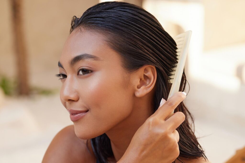 Τι να κάνεις όταν τα μαλλιά "ηλεκτρίζονται" (και πώς το προλαμβάνεις)