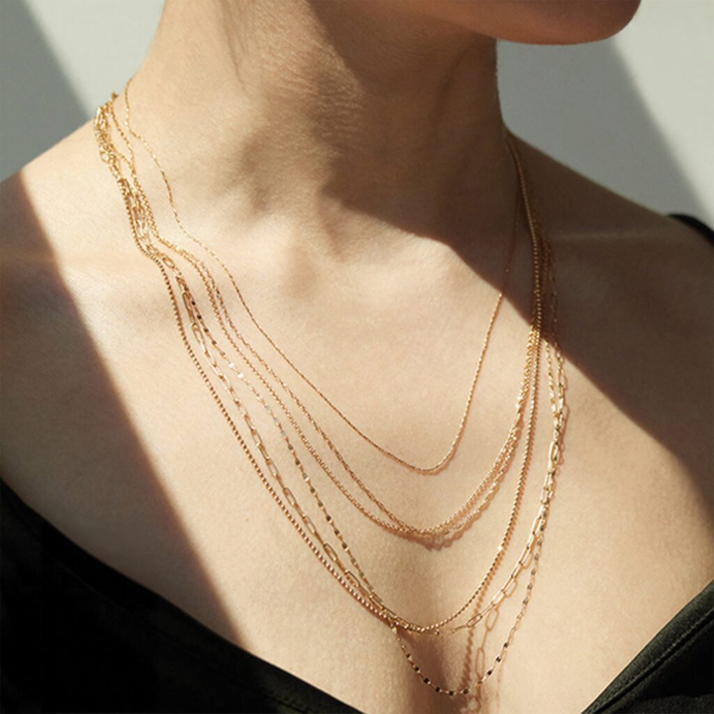 Τα κολιέ που ταιριάζουν σε κάθε τύπο λαιμού και απογειώνουν το στιλ σου