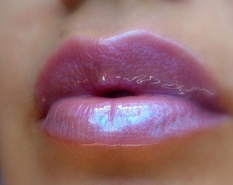 Μπλε lip gloss: Η τάση των 90s που επιστρέφει δυναμικά στο σύγχρονο μακιγιάζ