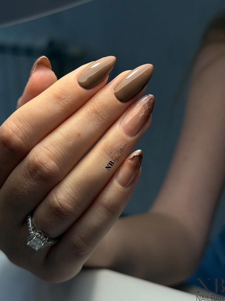 Μανικιούρ για ώριμες γυναίκες: Τα κομψά χρώματα που αναδεικνύουν τα χέρια μετά τα 40