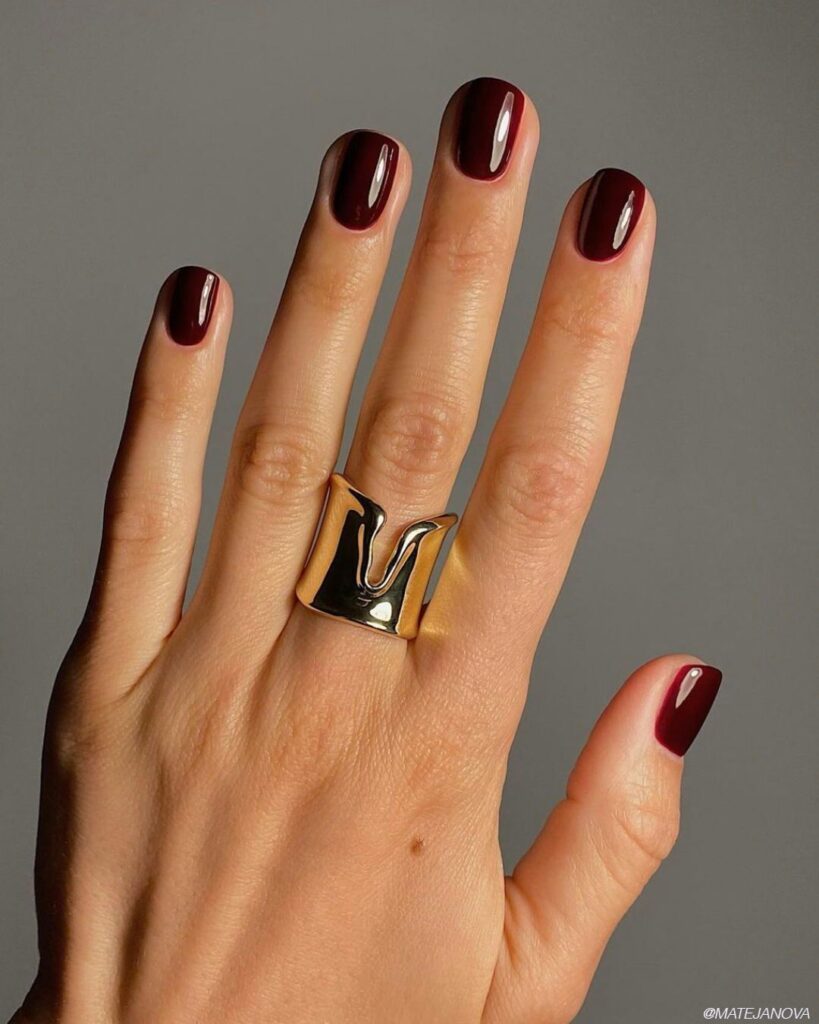 Μανικιούρ για ώριμες γυναίκες: Τα κομψά χρώματα που αναδεικνύουν τα χέρια μετά τα 40