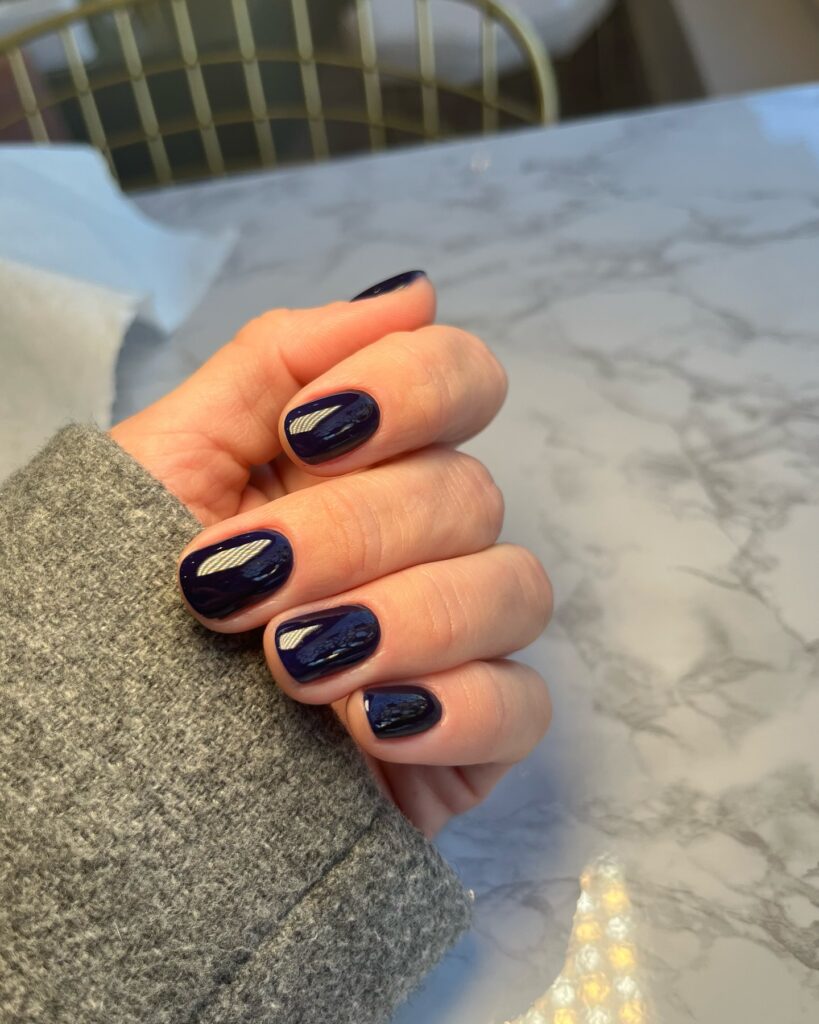 Μανικιούρ για ώριμες γυναίκες: Τα κομψά χρώματα που αναδεικνύουν τα χέρια μετά τα 40