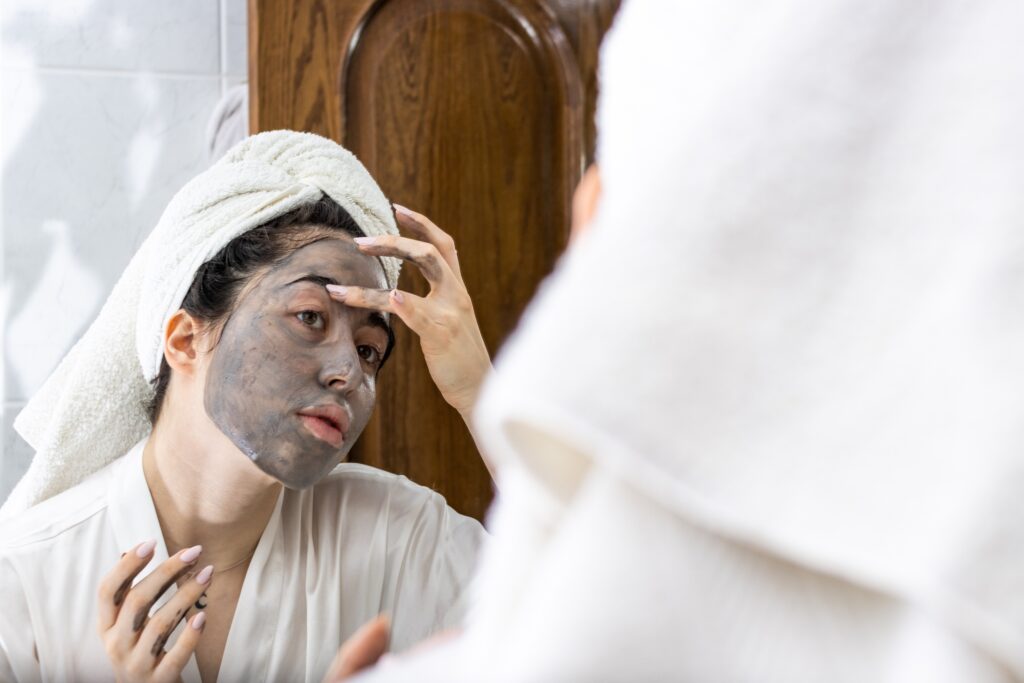 Μάσκες προσώπου με πηλό για τον χειμώνα: Φυσική αποτοξίνωση και λάμψη στην επιδερμίδα