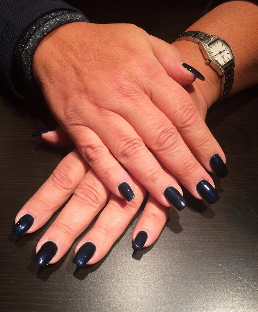 Midnight blue μανικιούρ: Η σκούρα απόχρωση που απογειώνει τη θηλυκή κομψότητα στα νύχια